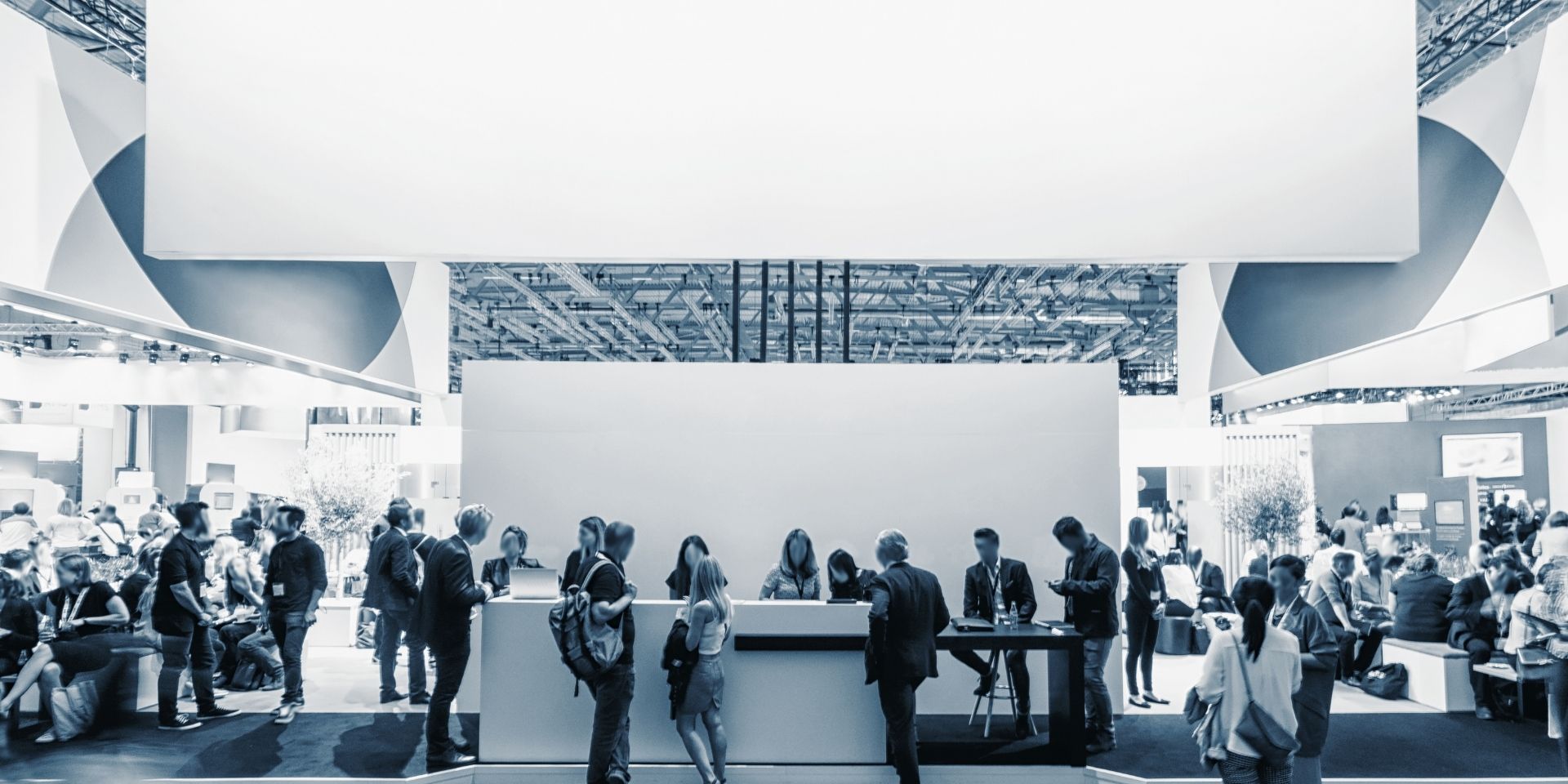 A blank banner is displayed in a conference hall.